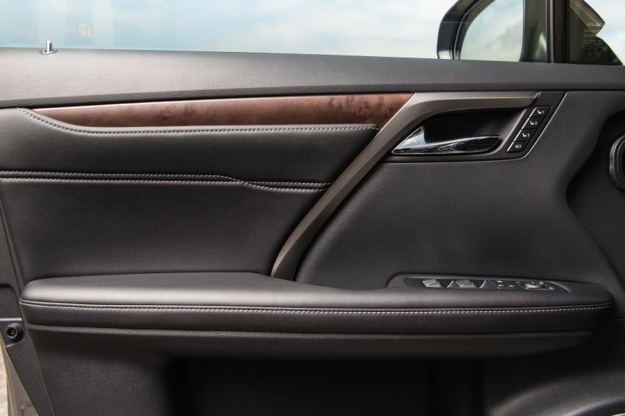 Детали интерьера Lexus RX450h 2019 года  (WW) (фото 78 из 97)